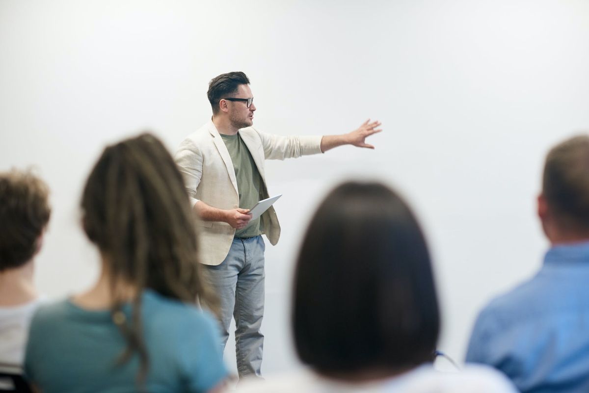 Formatore che spiega a un gruppo di persone durante un corso in aula