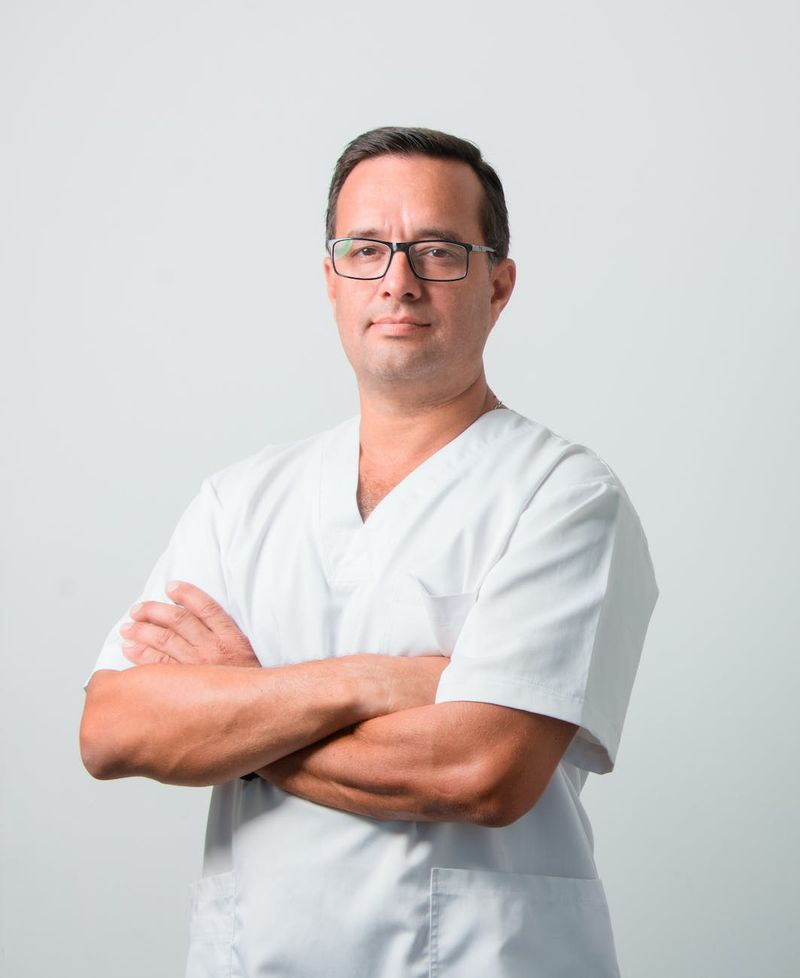 Medico in camice con le braccia incrociate, figura del medico competente per la sorveglianza sanitaria
