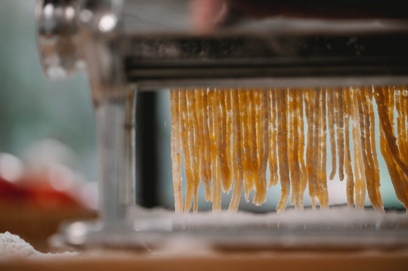 Pasta fresca in lavorazione, esempio di processo produttivo alimentare soggetto a rintracciabilità