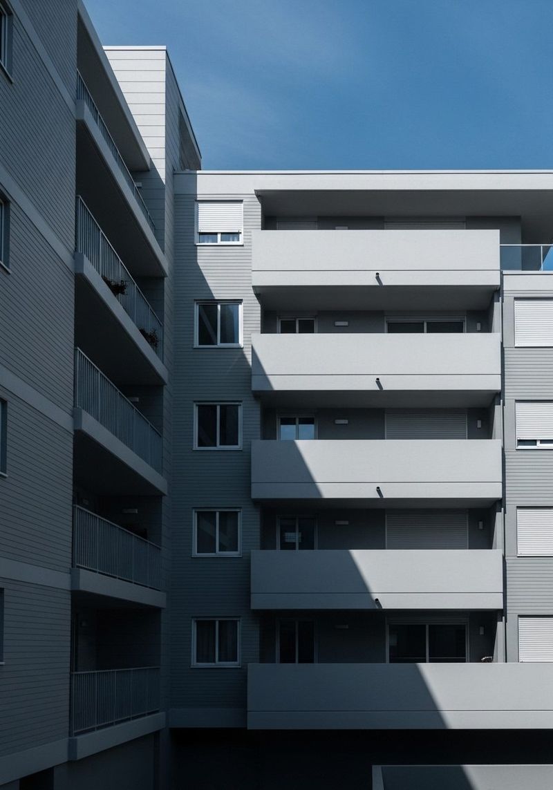Facciata di un edificio condominiale moderno con balconi